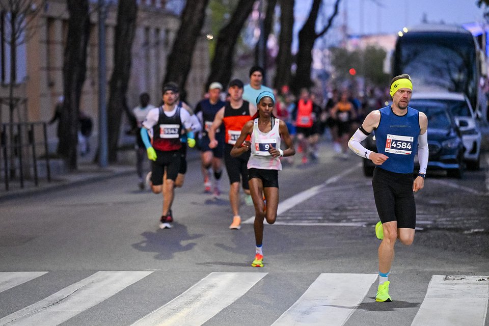 Biegacze na trasie PKO Gdynia Półmaratonu 2025 / Fot. Łukasz Recki / Sport Evoliution