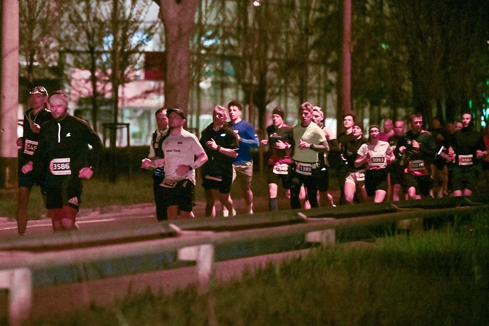 Biegacze na Alei Zwycięstwa / Fot. Łukasz Recki / Sport Evolution