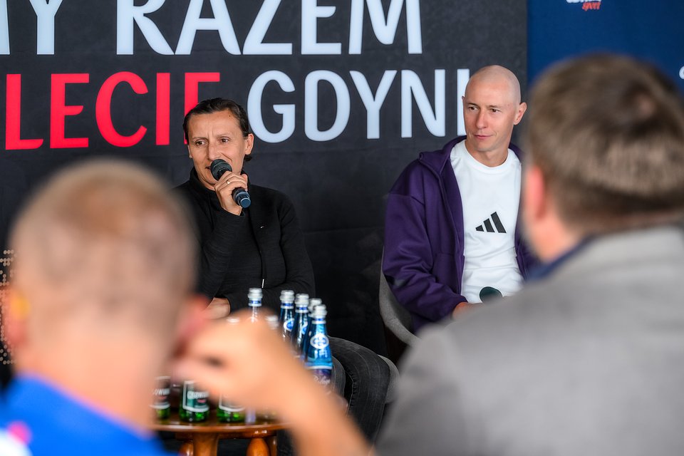 Konferencja prasowa PKO Gdynia Półmaratonu. Od lewej: Karolina Nadolska, Krystian Zalewski / Fot.: Przemek Świderski / Sport Evolution