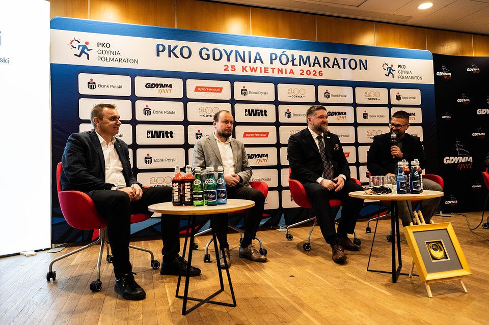  Od lewej: Przemysław Dalecki - zastępca Dyrektora Departamentu Turystyki i Sportu Pomorskiego Urzędu Marszałkowskiego, Mariusz Bzdęga - Dyrektor Zarządzający ds. kultury i aktywności mieszkańców Gdyni,  Tadeusz Szemiot - Przewodniczący Rady Miasta Gdyni, Michał Drelich - dyrektor PKO Gdynia Półmaratonu / Fot. Agnieszka Małgorzata Torba / Sport Evolution