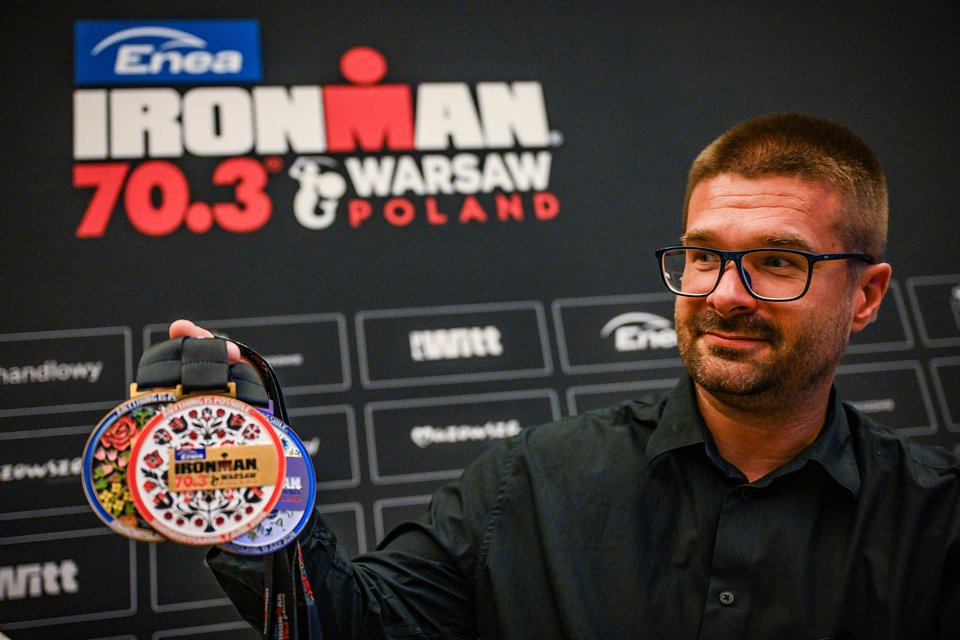 Michał Drelich - dyrektor IRONMAN Poland - prezentuje medale serii IRONMAN Poland / Fot. Bartek Zborowski / Sport Evolution