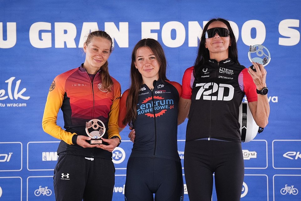 Kamila Mróz - zwyciężczyni PZU Gran Fondo Poznań 2026 w kategorii kobiet (w środku) / Fot. Tomasz Markowski / Sport Evolution