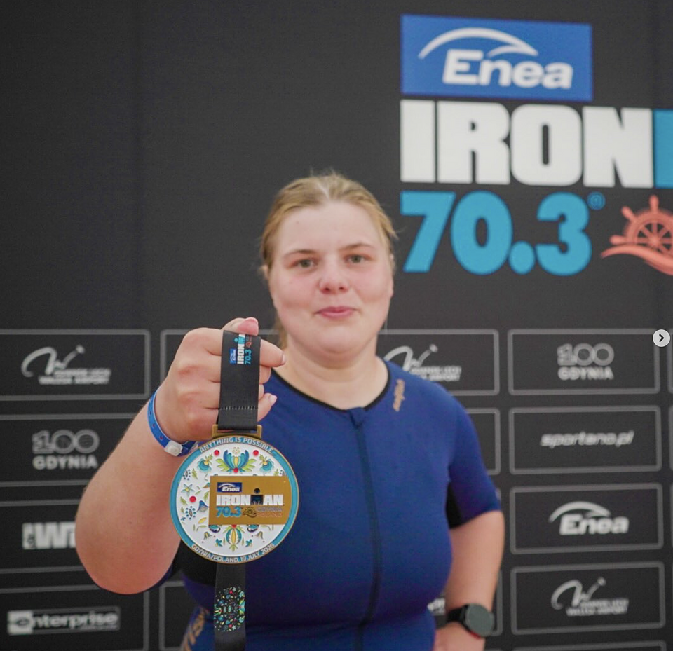 Ewa Makówka z medalem Enea IRONMAN 70.3 Gdynia / Fot.: https://www.instagram.com/makowkamusic/