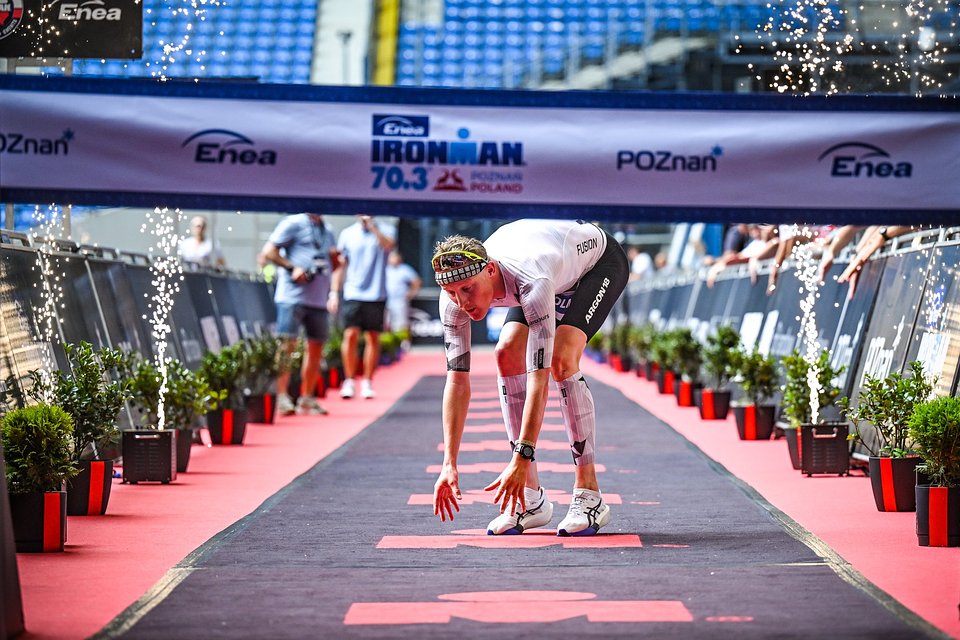 Emil Holm stawia wyimaginowaną piłkę, by strzelić w kierunku mety / Fot.: Bartek Zborowski / Sport Evolution