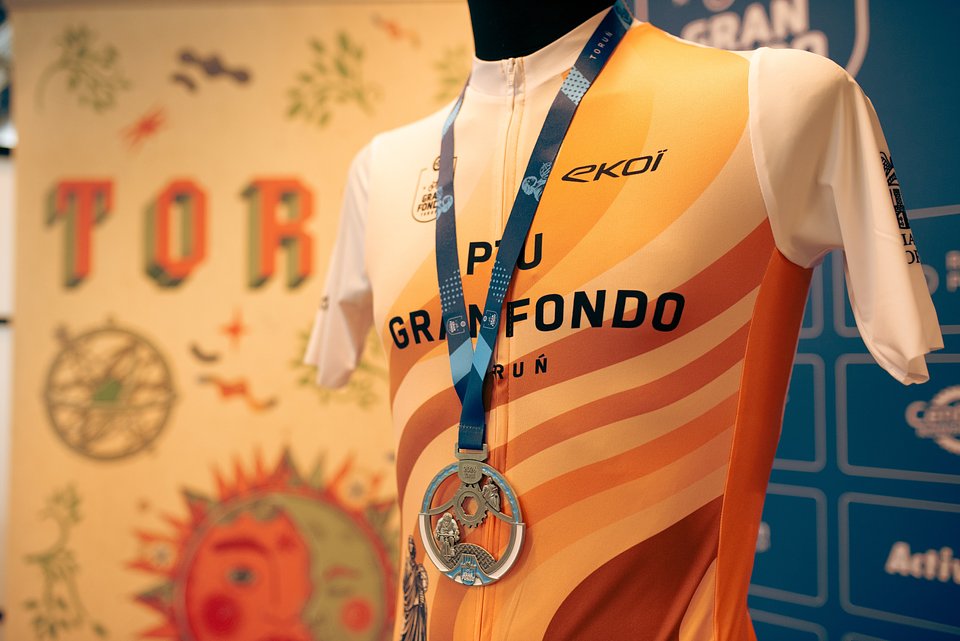 Koszulka i medal PZU Gran Fondo Toruń / Fot. Agnieszka Małgorzata Torba / Sport Evolution