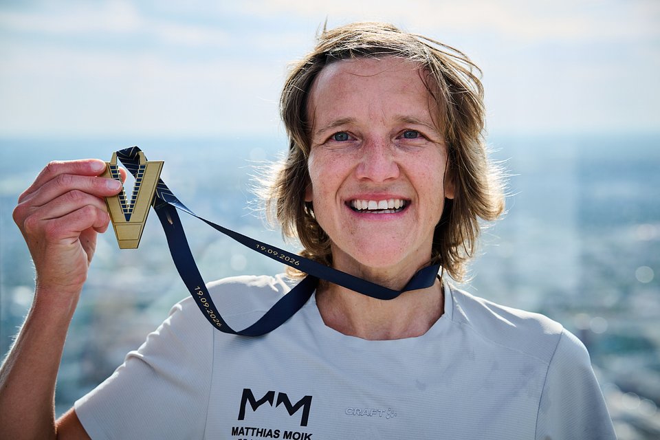 Annemarie Wilhelm z medalem Wbiegnij na Varso Tower 2026 - fot. Bartek Syta / Sport Evolution