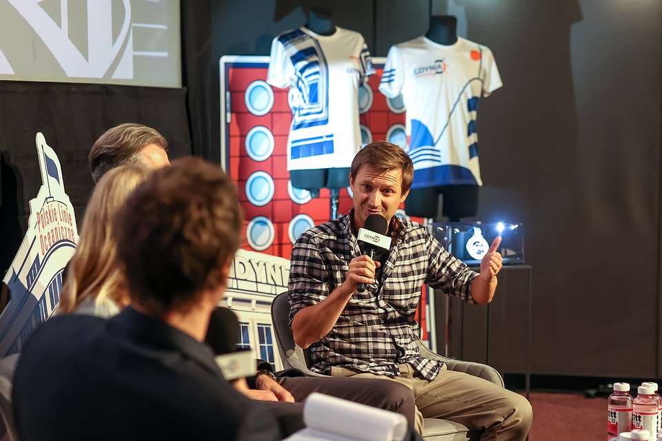 Piotr Jakóbik - dyrektor marketingu Gdynia Półmaraton (przy mikrofonie) / Fot.: Karolina Misztal / Sport Evolution