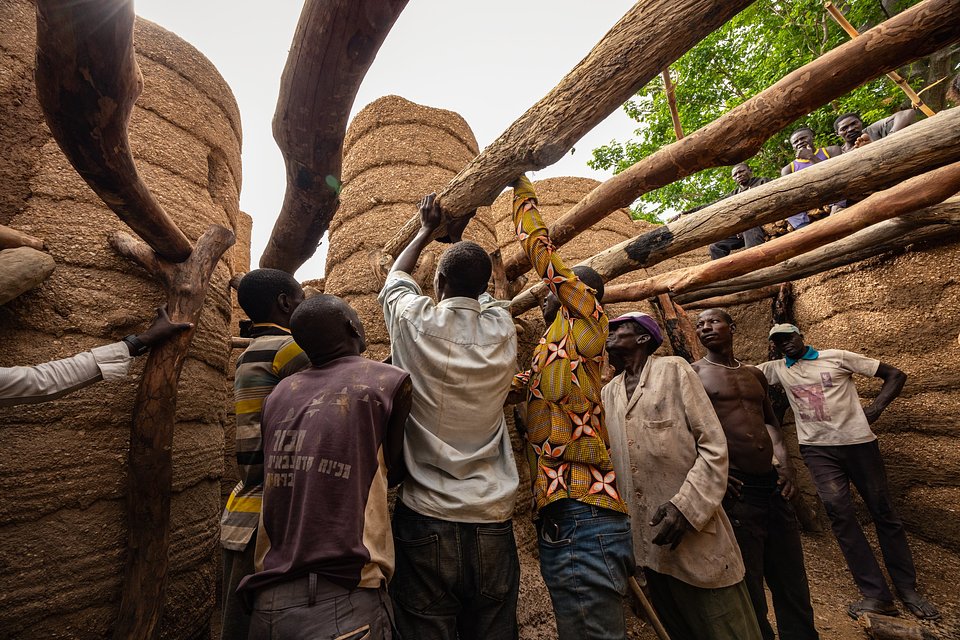 Community building a takienta at Koutammakou, Land of the Batammariba in Togo and Benin - Credits: Preserving Legacies | Michael O. Snyder