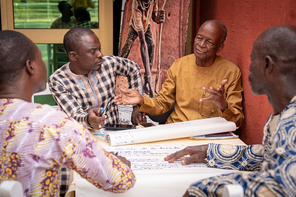 Community discussion during locally led climate risk assessment workshop for Koutammakou, Land of the Batammariba in Togo and Benin- Credits: Preserving Legacies | Elizabeth Carpio
