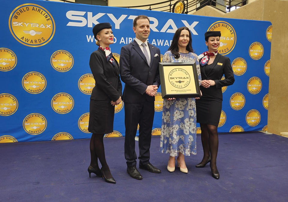 Wyróżnienie dla PLL LOT odebrali Dorota Dmuchowska, Członek Zarządu ds. Operacyjnych oraz Robert Ludera, Prokurent, Dyrektor Biura Floty PLL LOT