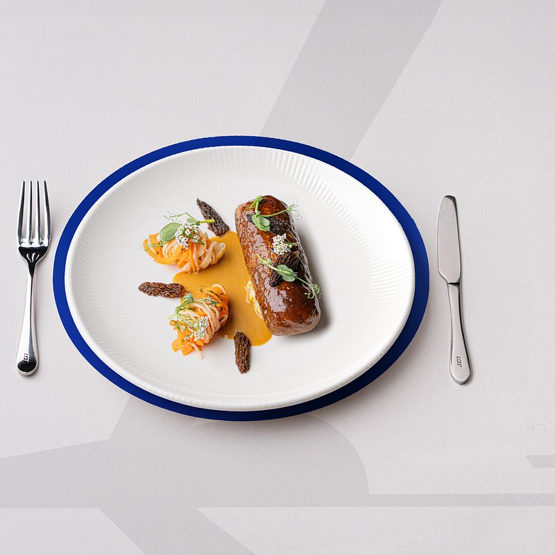 danie3_ Veal roulades with apple, marinated vegetables, morel sauce.jpg
