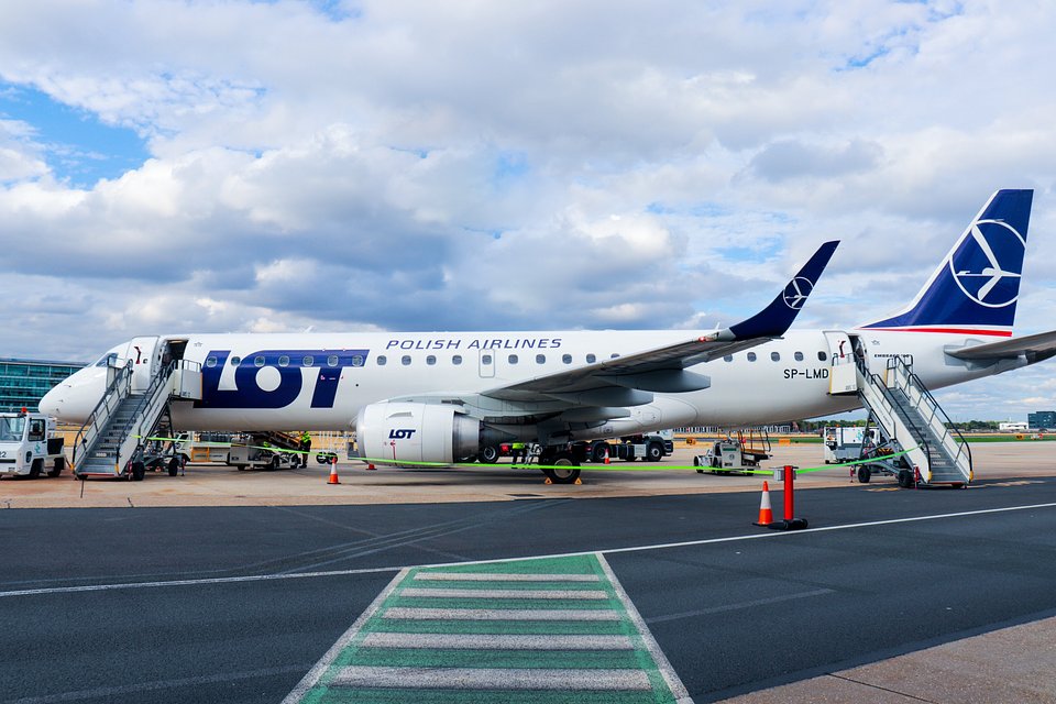 Embraer 190 fot. Kamil Wrzosek.jpg