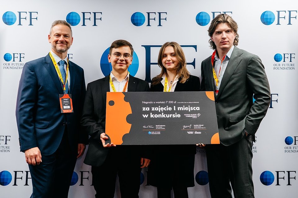 Zwycięski zespół ze swoim mentorem (od lewej) Tomaszem Czepikiem, menedżerem ds. projektów operacyjnych w sieci Biedronka