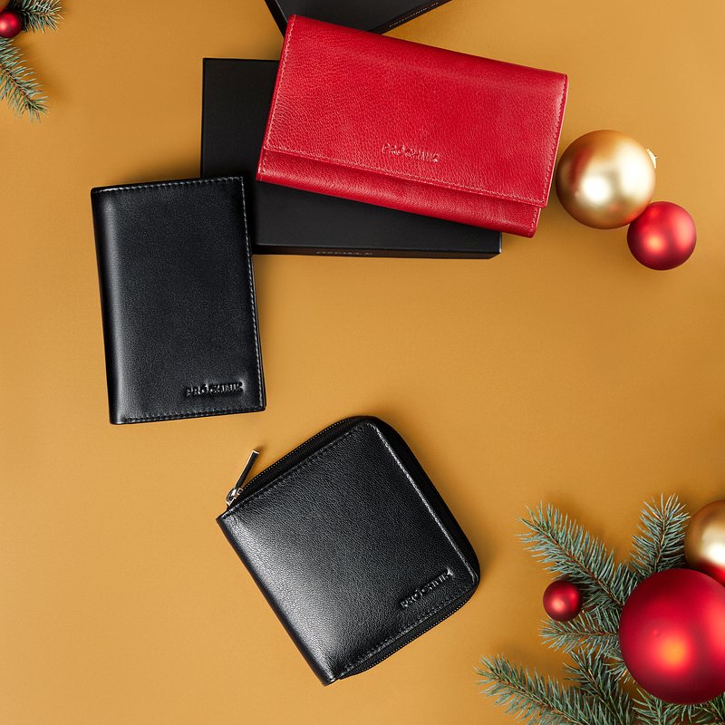 3. 'wallets alone'_by Próchnik_21.11.2025..jpg