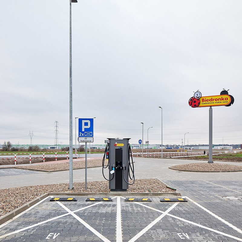 Ładowarka elektryczna_Biedronka.jpg