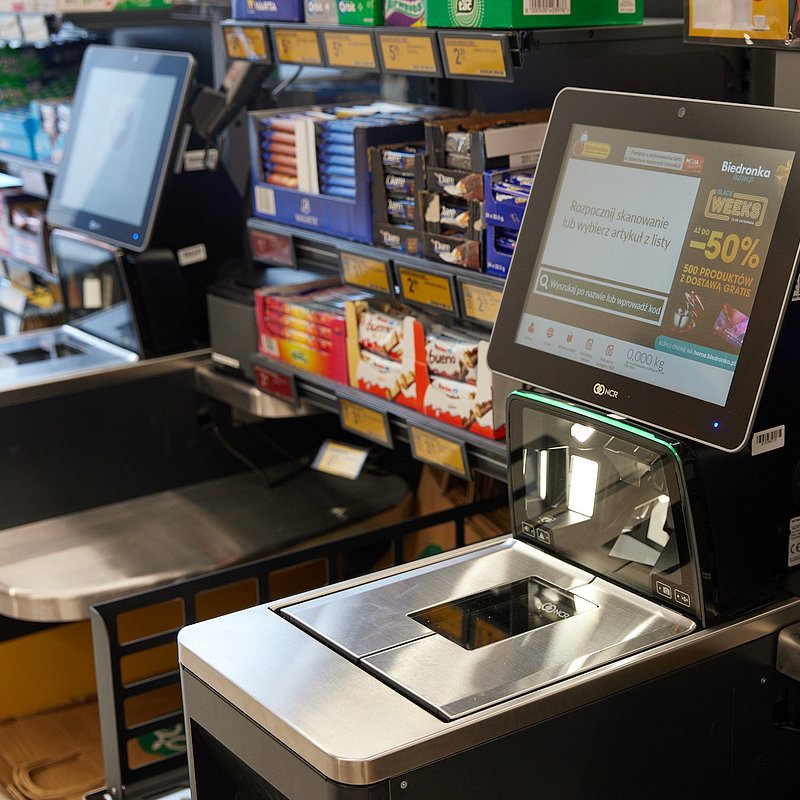 Biedronka_kasy samoobsługowe.jpg