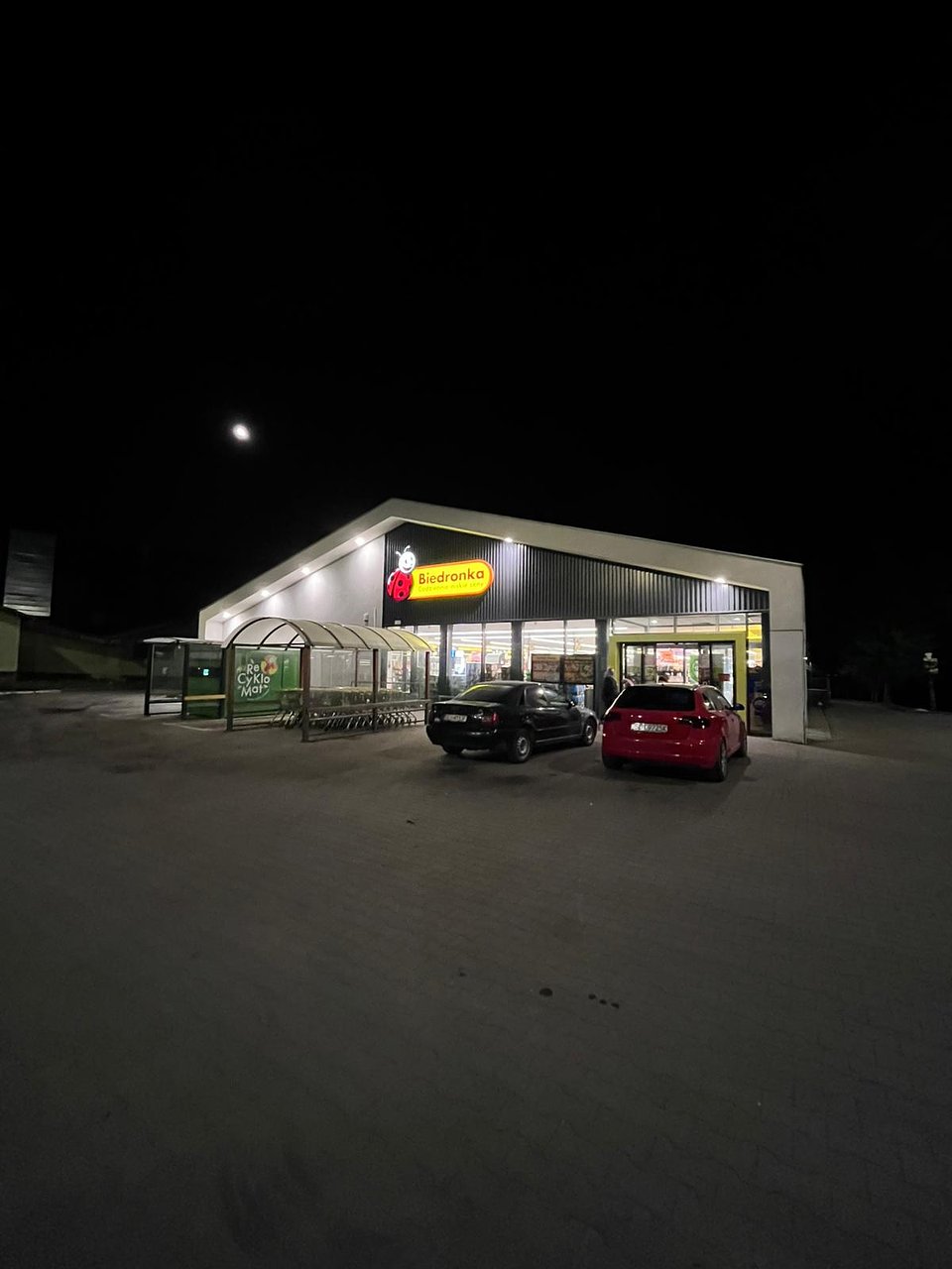 Całodobowy sklep sieci Biedronka w Istebnej