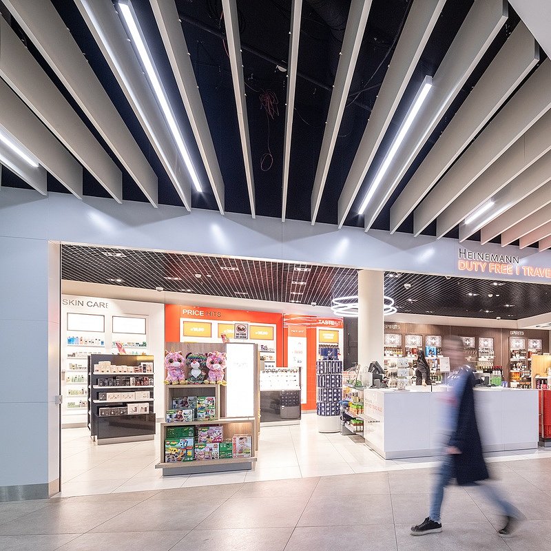 knauf_ceiling_solutions_fot_Szymon Polanski_Bookshop, Vilnius Airport (06).jpg
