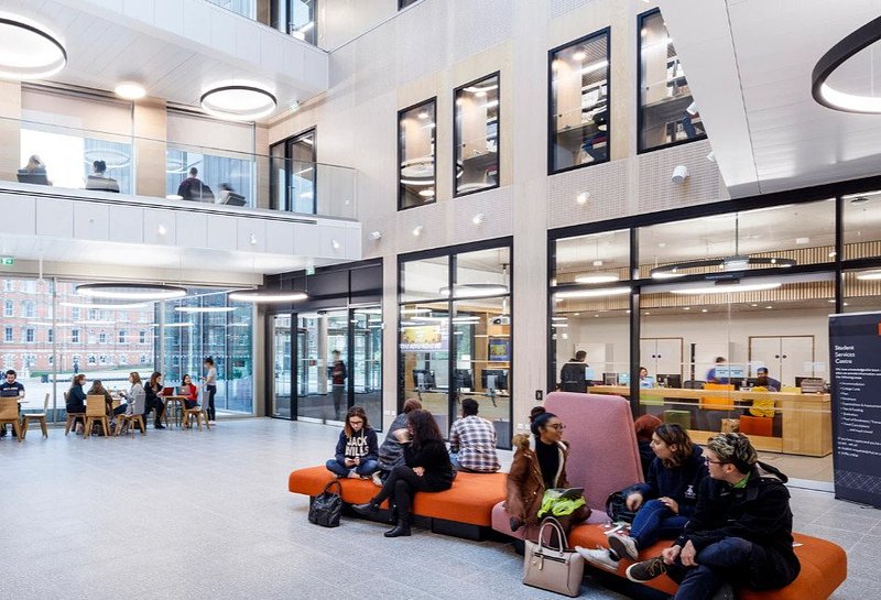 Royal Holloway_Londyn_fot_Philip Durrant_knauf_ceiling_solutions.jpg