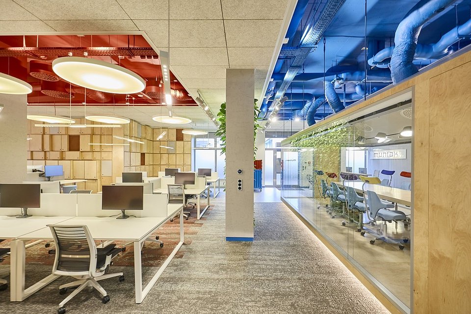 The new standard applies not only to open-plan zones, but also to other office areas, including canteens and employee dining spaces: the Muniak office in Warsaw (photo: Paweł Stelmach for Knauf Ceiling Solutions);