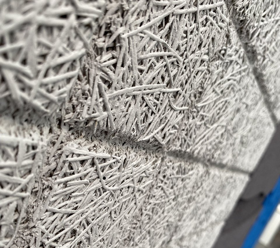 Knauf Ceiling Solutions w przypadku akustycznych, odpornych paneli Heradesign z wełny drzewnej daje też możliwość wycinania wzorów na powierzchni, co dla strzelnicy oznacza, że może mieć na ścianach np. modne hasła lub swoje logo, które od razu znajdzie się na zdjęciach jakie użytkownicy robią sobie we wnętrzu, dając efekt darmowego marketingu miejsca