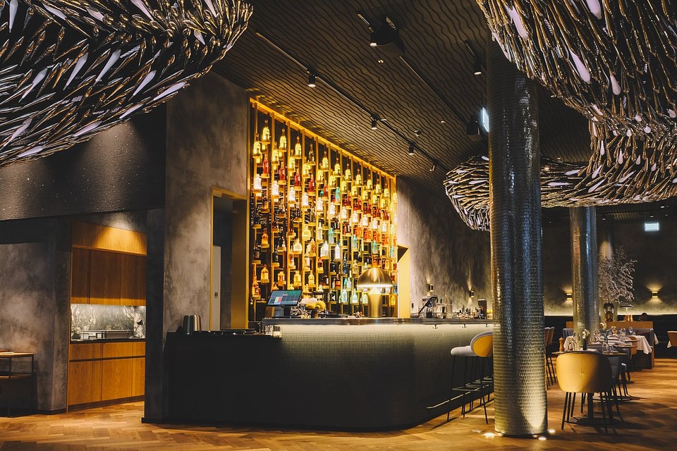 W restauracji Claas w Hamburgu architekci sięgnęli po rozwiązania z linii Heradesign Creativ, panele akustyczne z wełny mineralnej poddano specjalnej obróbce w zakładach producenta firmy Knauf Ceiling Solutions i wykonano specjalne żłobienia. Efekt? Design i rozproszenie fal dźwiękowych prawie jak w Dyfuzorze Schroedera, fot Matthias Stoewer dla Knauf Ceiling Solutions