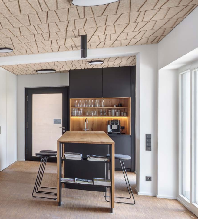 Architekci z firmy Schwille w Niemczech podeszli do wystroju wnętrz swojego biura niczym do domowej przestrzeni: jest kameralnie, przytulnie, a sufity zdobią akustyczne panele Heradesign ze specjalnym wzorem wykonanym na zamówienie, fot. Stefan Meyer dla Knauf Ceiling Solutions