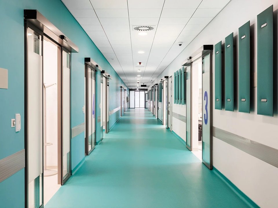 Szpital Dziecięcy Warszawskiego Uniwersytetu Medycznego (fot. z lewej Szymon Polański dla Knauf Ceiling Solutions) oraz klinika KBC w Osijeku w Chorwacji (fot. Dražen Stojčić dla Knauf Ceiling Solutions) postawiły na energię kolorów i redukcję hałasu
