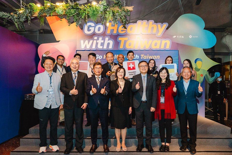 Deputy Director General Susan Chi Chuan Hu of TITA and Executive VP Joe Chou of TAITRA, together with the judging panel, joined the winning teams for a group photo.