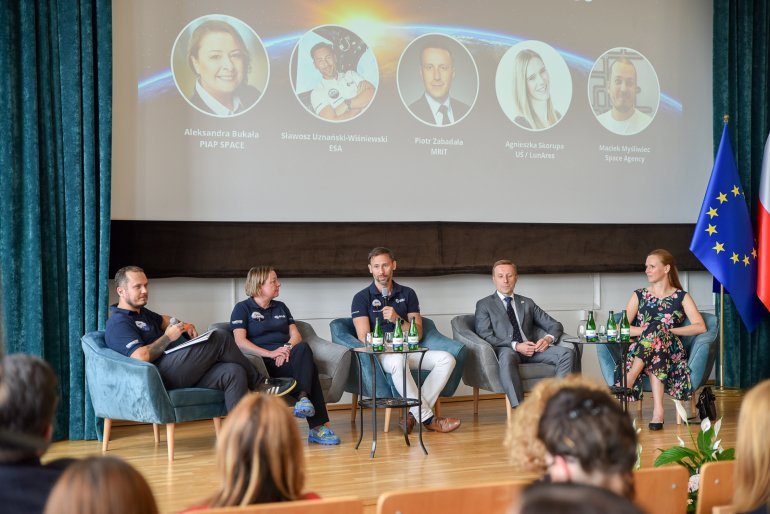 Panel z udziałem Sławosza Uznańskiego-Wiśniewskiego, Aleksandry Bukały, Agnieszki Skorupy i Piotra Zabadały, moderowany przez Macieja Myśliwca. Foto: PPotapowicz, SGH