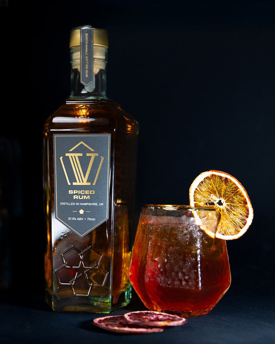 spiced-rum-pentagon-bottle-70cl-orange-cocktail-blood-lifestyle-portrait.jpg