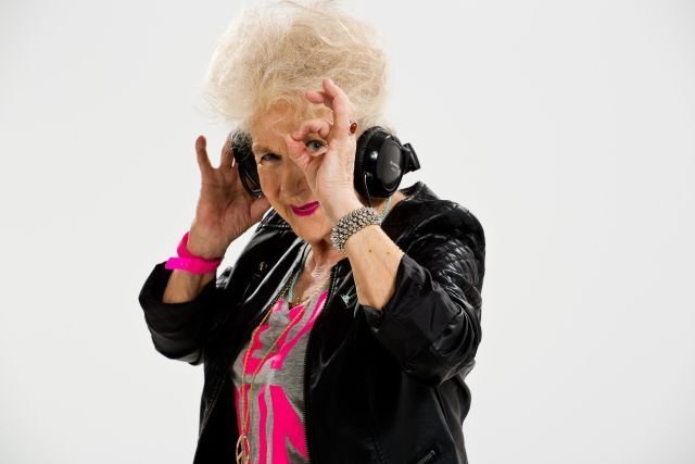 DJ Wika, najstarsza polska DJ-ka, przełamuje stereotypy i rozkręca imprezę w Hulakula.