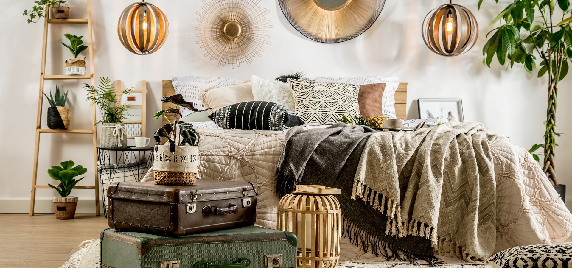 Styl boho-chic we wnętrzach – inspiracja naturą i luzem surferów