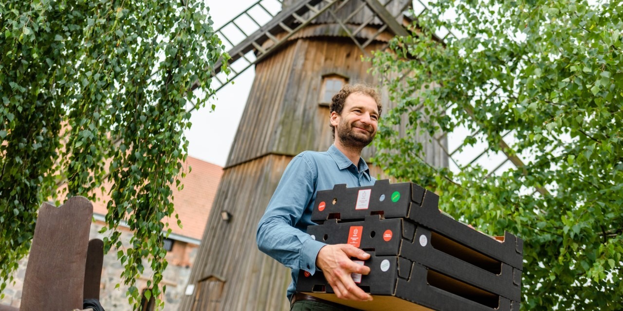 Czerwone superowoce częścią dań i ich ozdobą