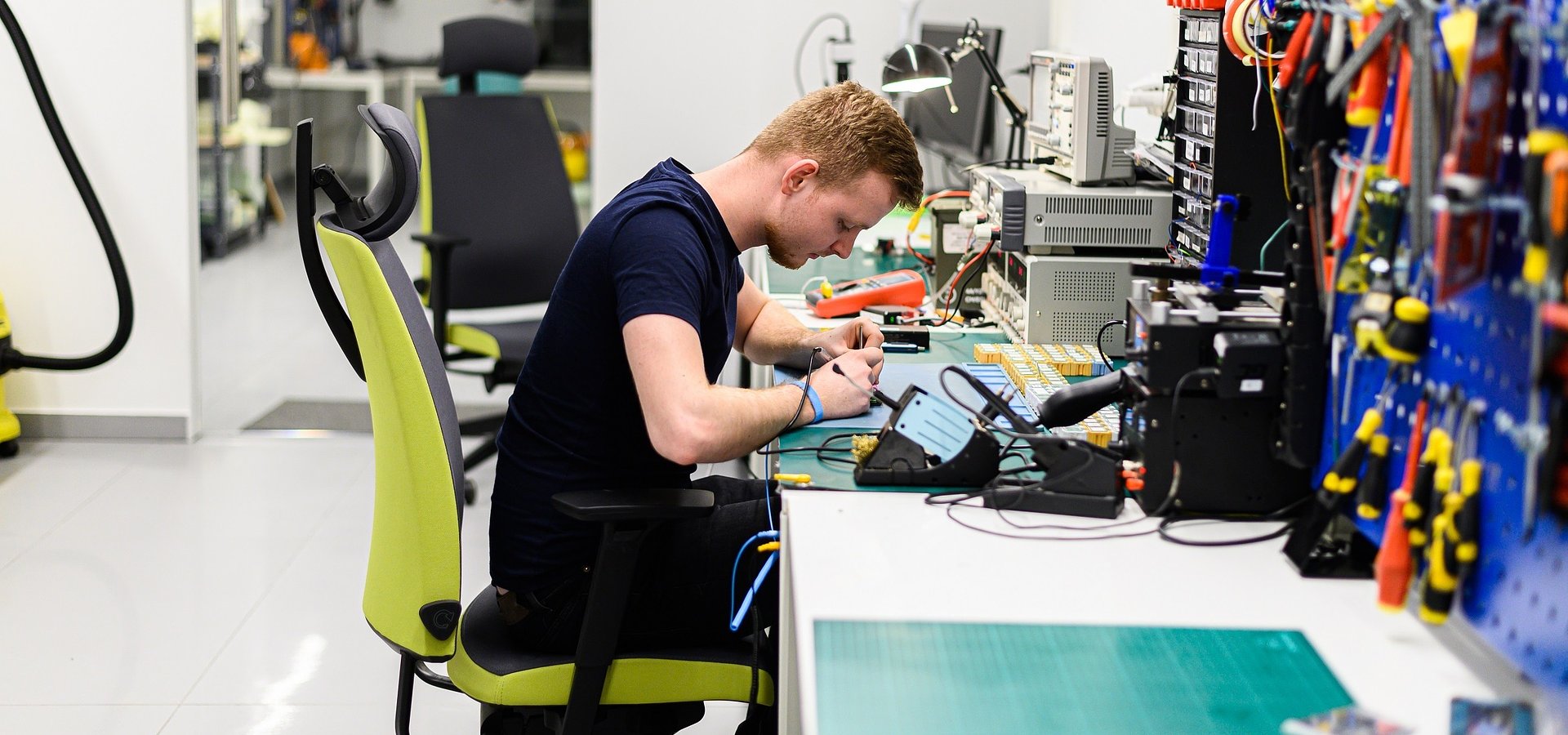 W Green Cell powstaje magazyn energii z ogniw z odzysku. Pracują nad nim uczestnicy najnowszego programu stażowego marki.