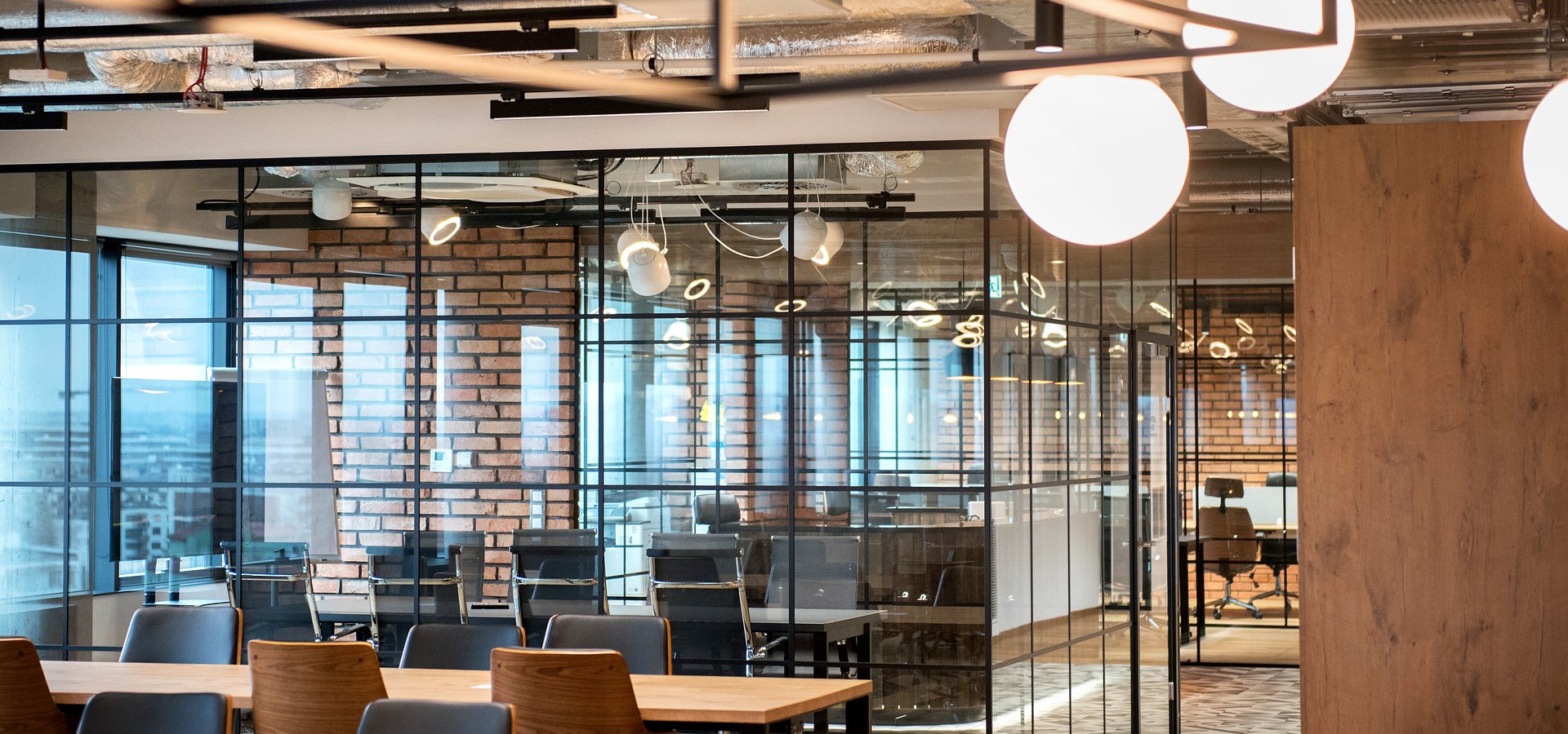 Ostre wejście Chillispaces.com. 24 000 mkw. biur flex w Polsce