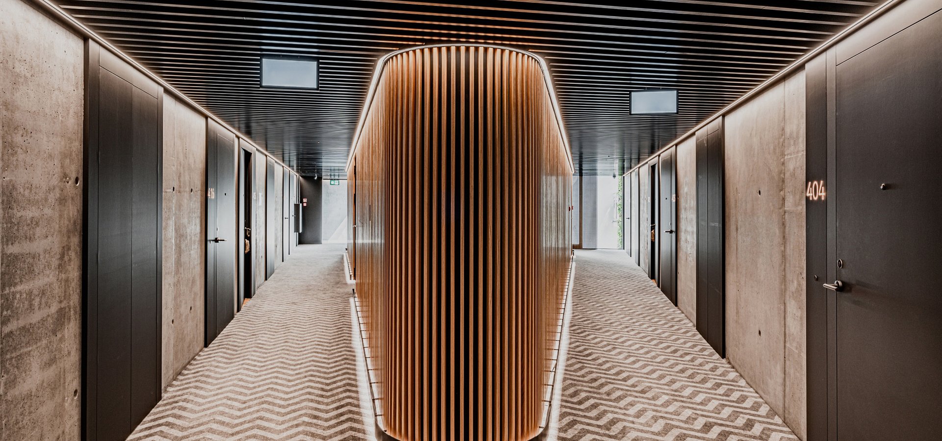 Nobu Hotel Warsaw łączy hotelowe tradycje Stolicy z międzynarodowym prestiżem i świeżym konceptem. Nad fit-outem części pokoi tego ciekawego projektu pracował Tétris