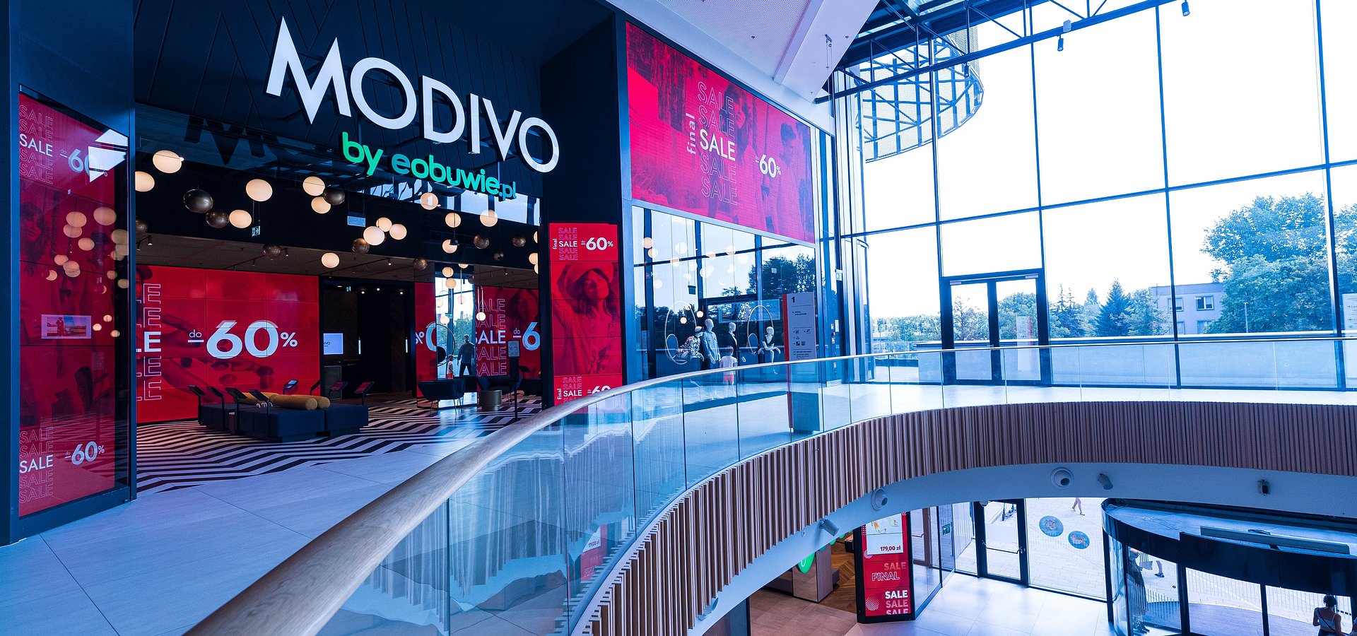 Premium fashion boutique redefined. Displays, fueled by digital in-store technology, replaced hangers
