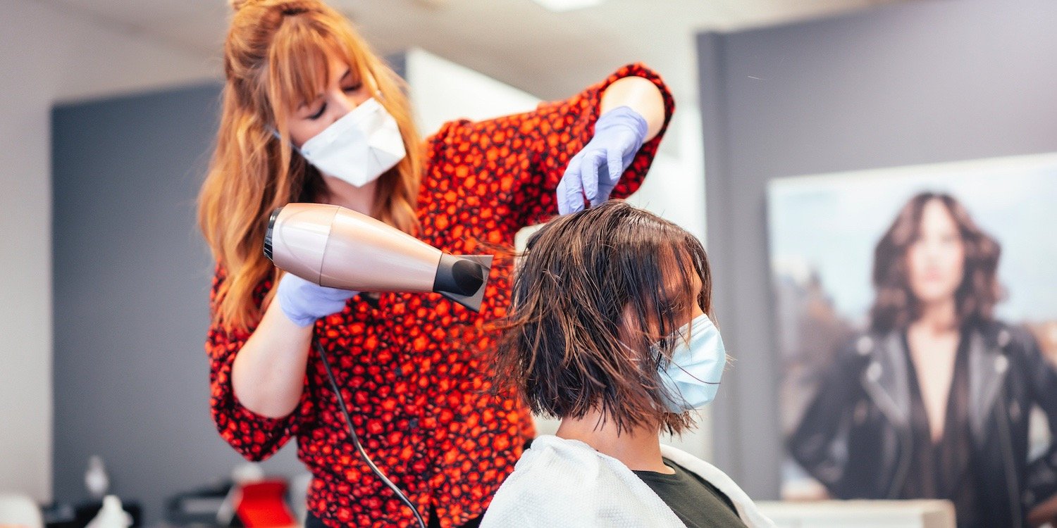 NARODOWA KWARANTANNA WYKOŃCZY FRYZJERÓW I KOSMETYCZKI?