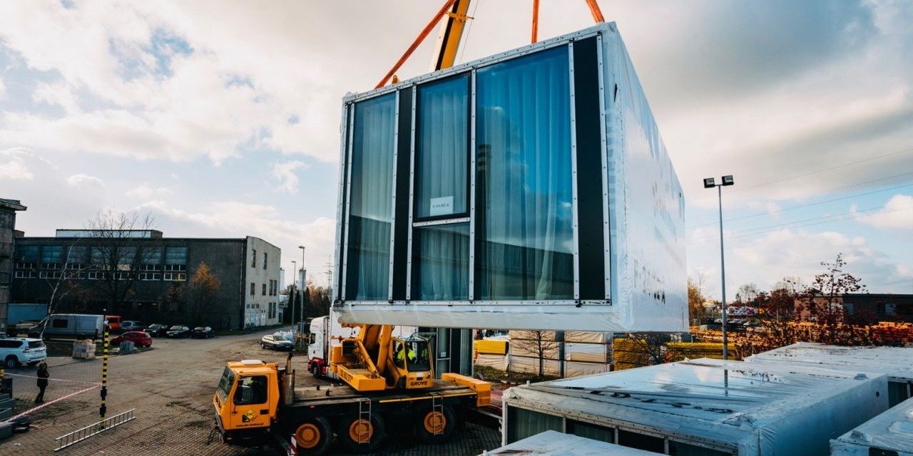 Najwyższy na świecie hotel modułowy jest już w drodze ze Skawiny do Nowego Jorku