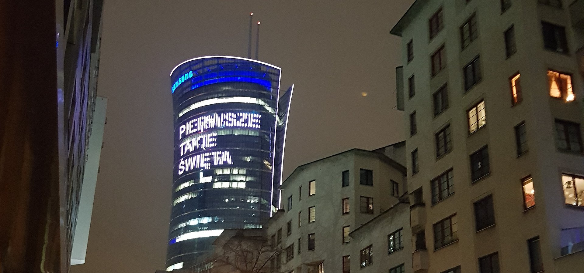Warsaw Spire wyświetla napis solidarności „Pierwsze takie Święta - #jestemzsos"