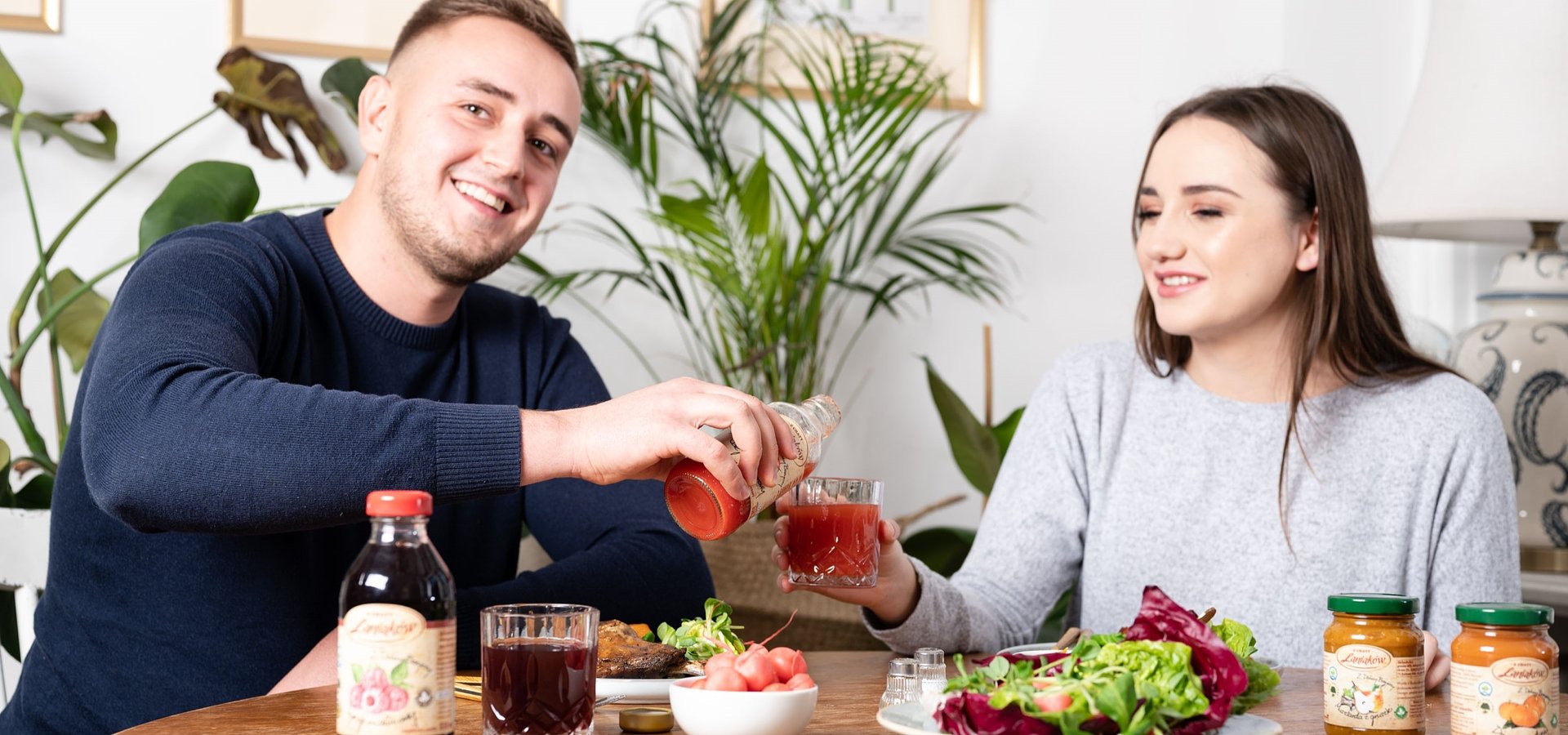 Bowl śniadaniowy z jagodowym smoothie. Stek z czerwonej kapusty z karpiem i sokiem borówkowym. Gęsina z musztardą z gruszki i maliną. Skarby jesieni z polskimi superowocami.