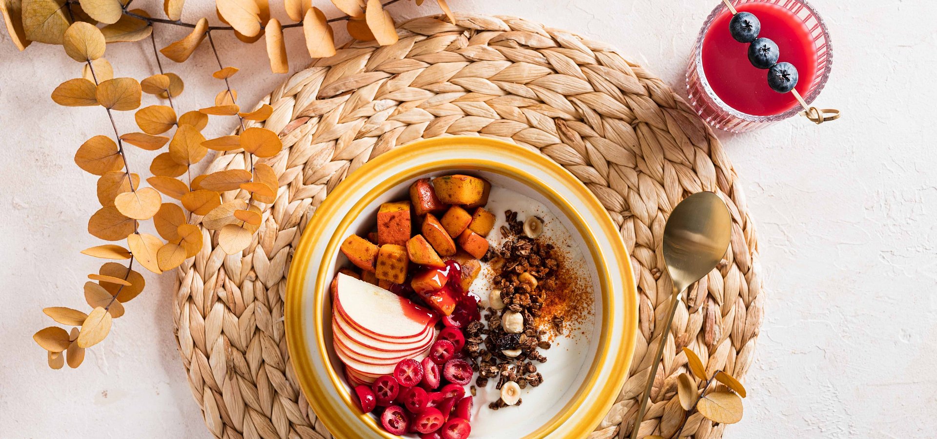 Bowl śniadaniowy z jagodowym smoothie. Stek z czerwonej kapusty z karpiem i sokiem borówkowym. Gęsina z musztardą z gruszki. Skarby jesieni z polskimi superowocami.