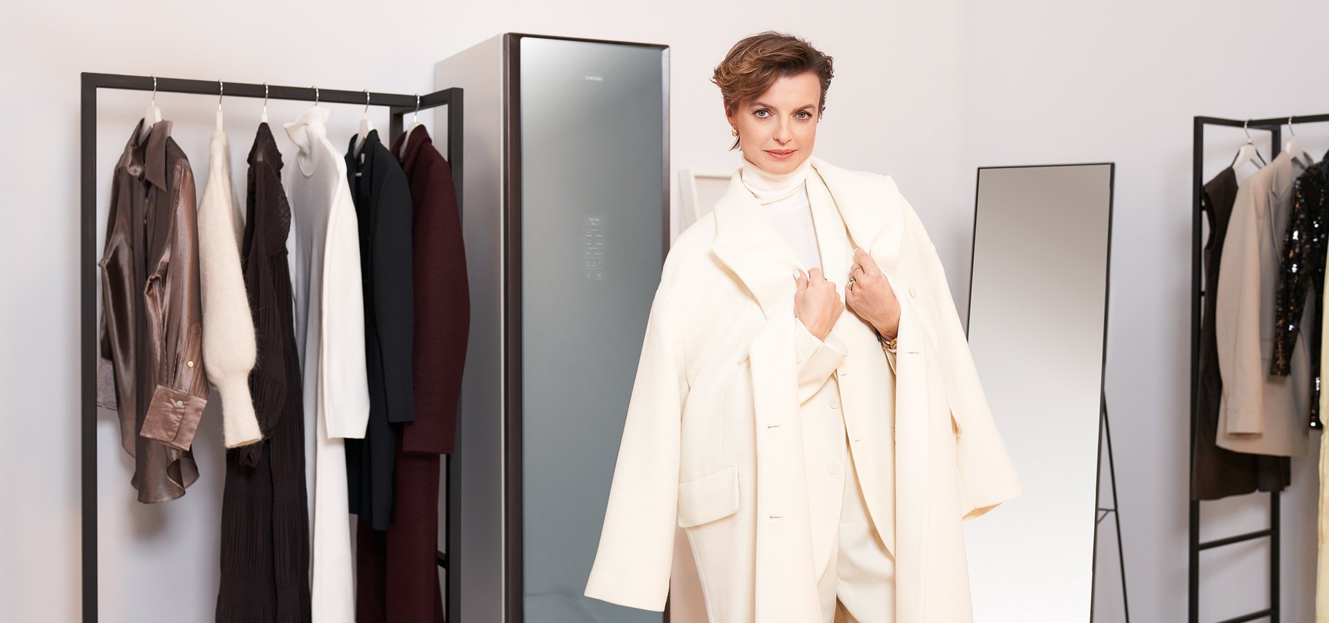Gotowa na całe spektrum możliwości: Kasia Sokołowska ambasadorką szafy odświeżającej ubrania Samsung AirDresser