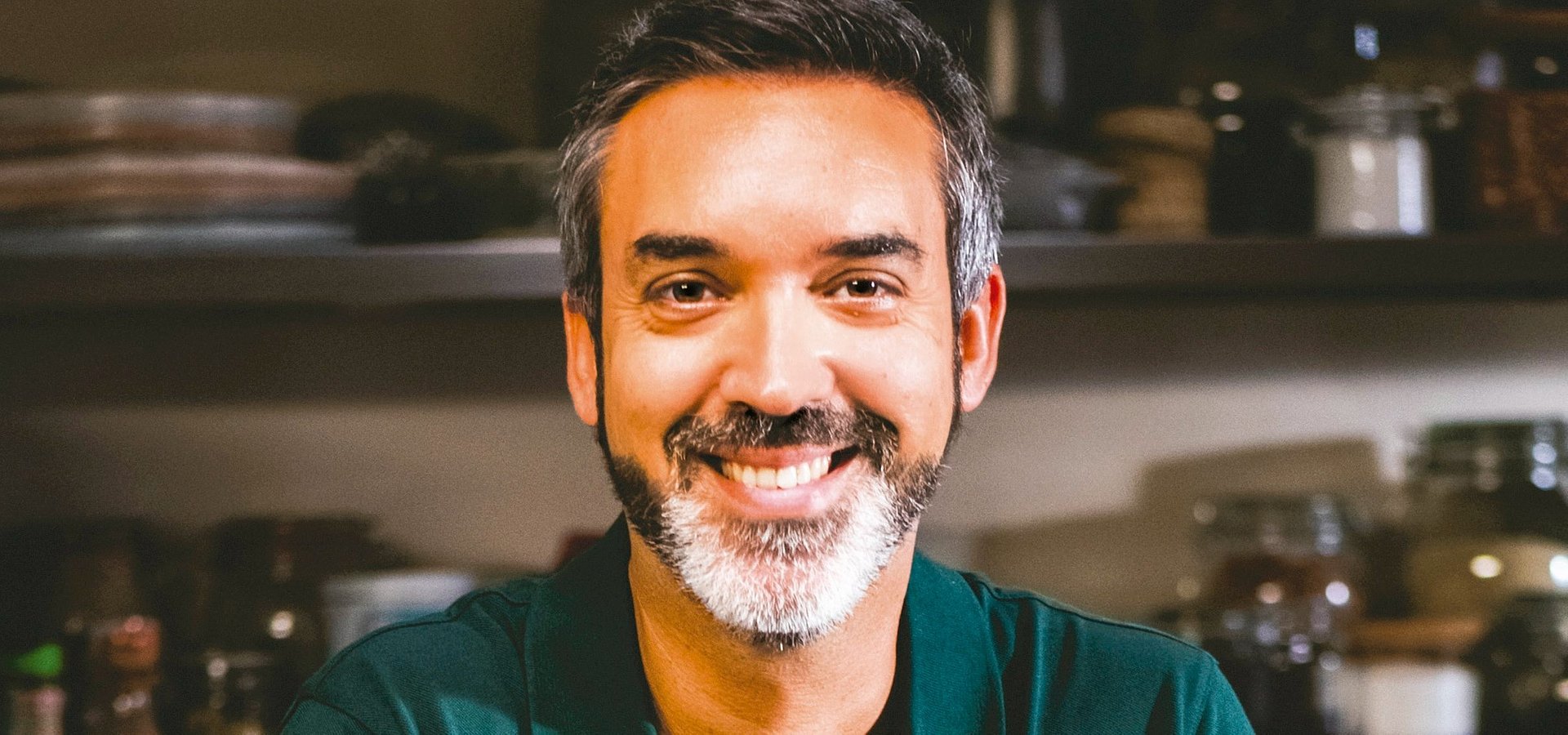 “COMTRADIÇÃO”, o programa de Henrique Sá Pessoa no 24Kitchen, agora em livro