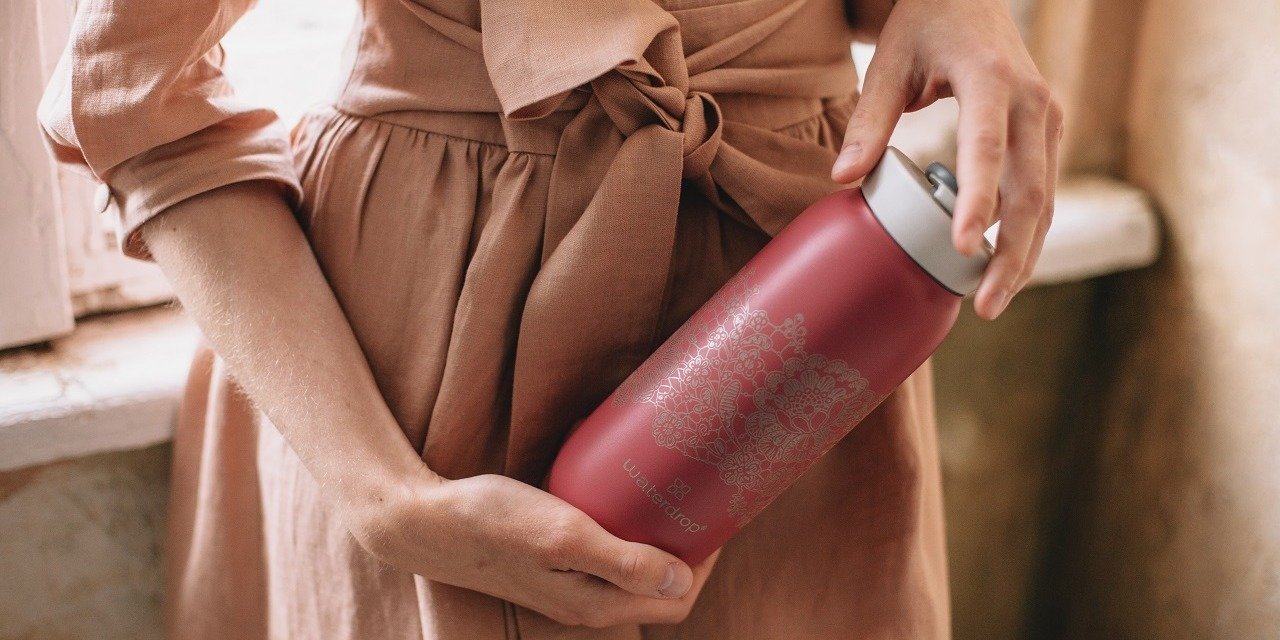 Tradycyjna koronka w orzeźwiającym wydaniu – limitowana edycja kubków termicznych od Waterdrop