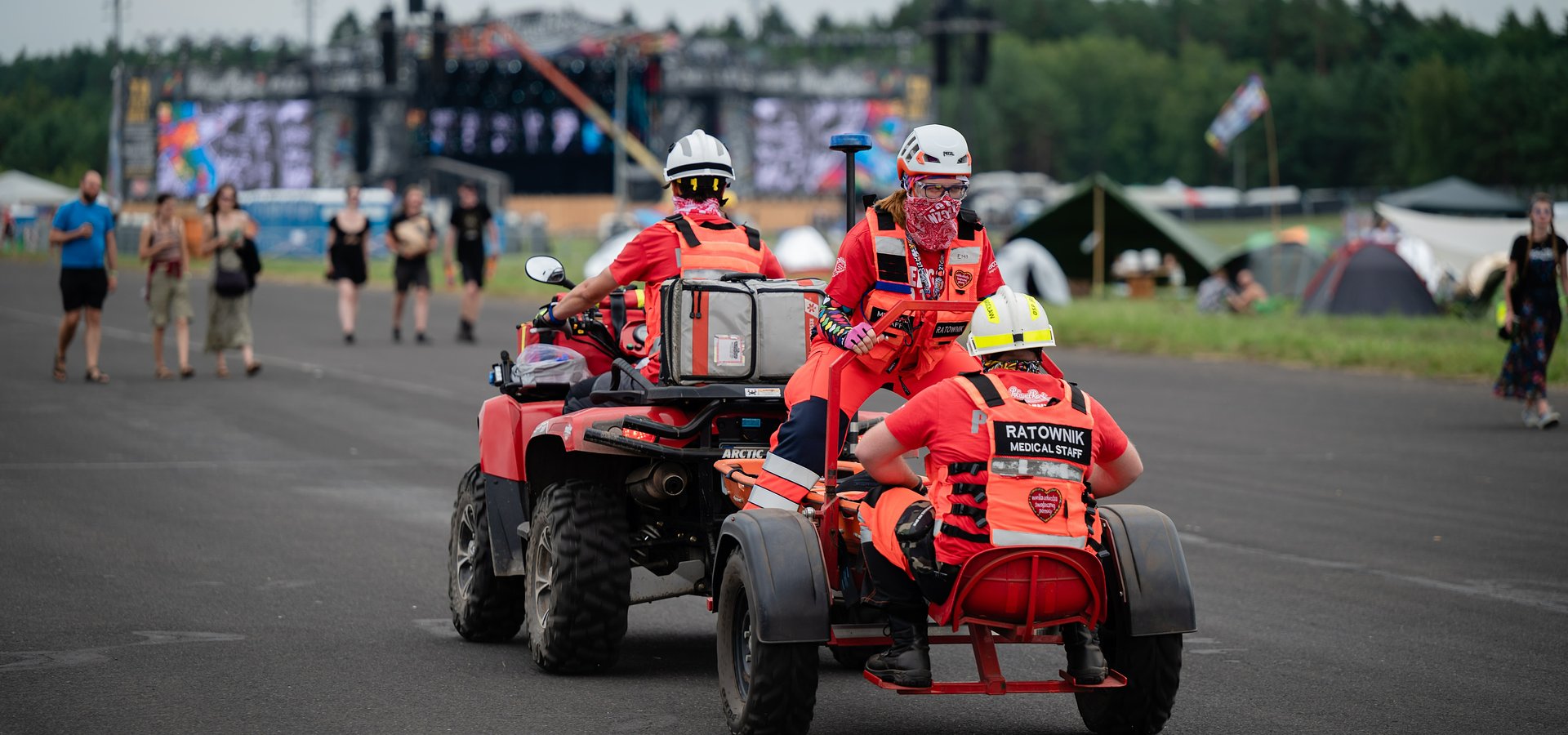 Orkiestra murem za medykami