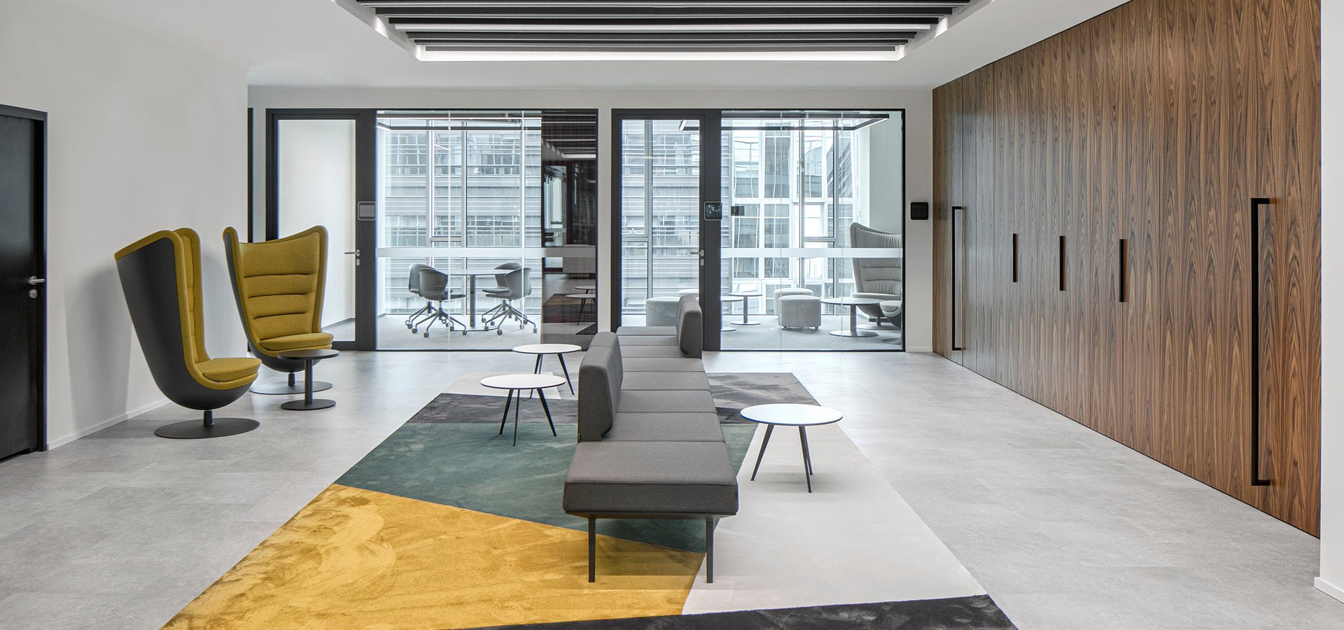 Elegant office with a tropical touch