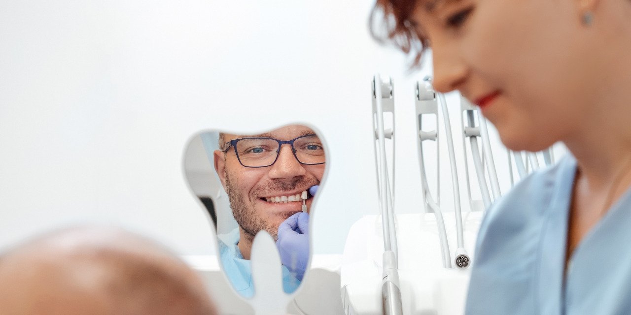 Wybielanie zębów i wizyta u dietetyka. Takie prezenty Polacy też znajdą pod choinką