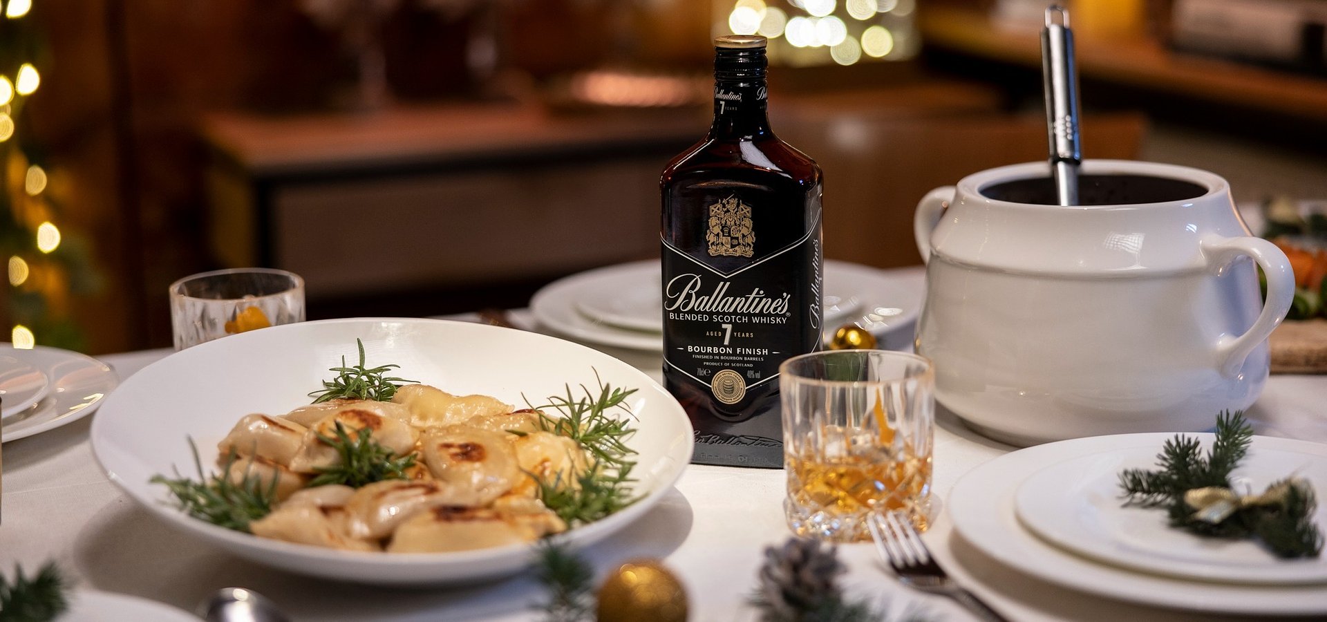 Spędź Święta tak, jak lubisz! Rogucki i RAU w nowej odsłonie kampanii Ballantine’s